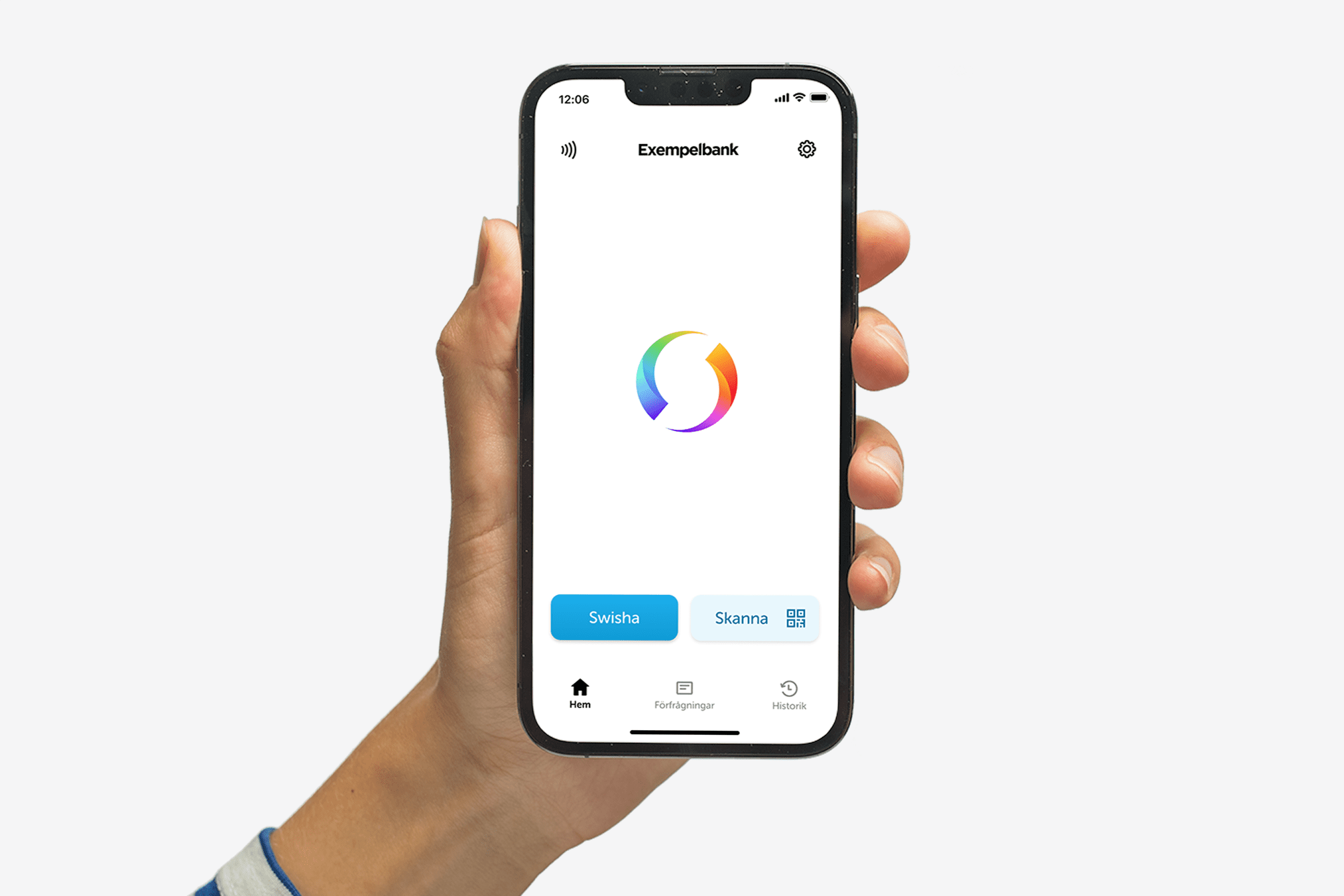 Hand som håller i en mobil, där Swish-appens startskärm visas